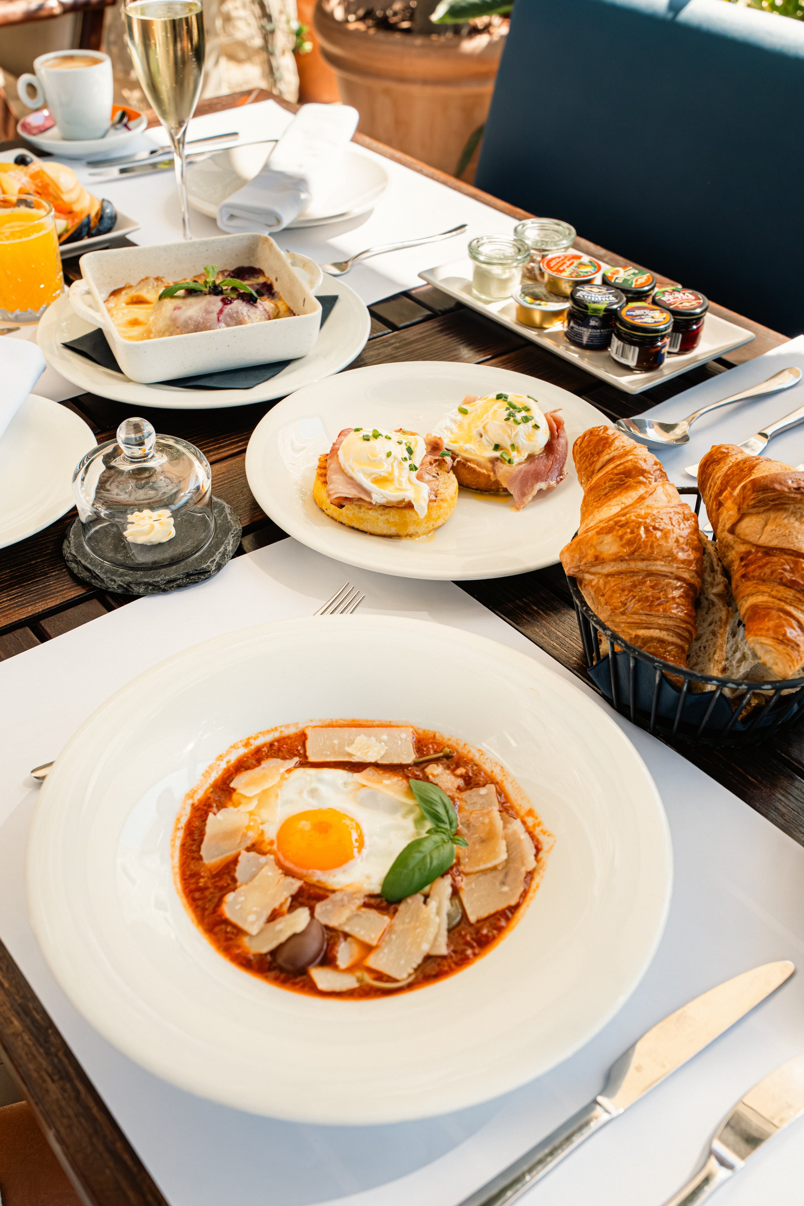 Prepared breakfast and brunch dishes on a Buta table.