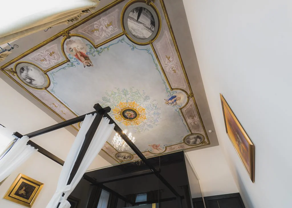 Povijesni detalji interijera palače Divnić.