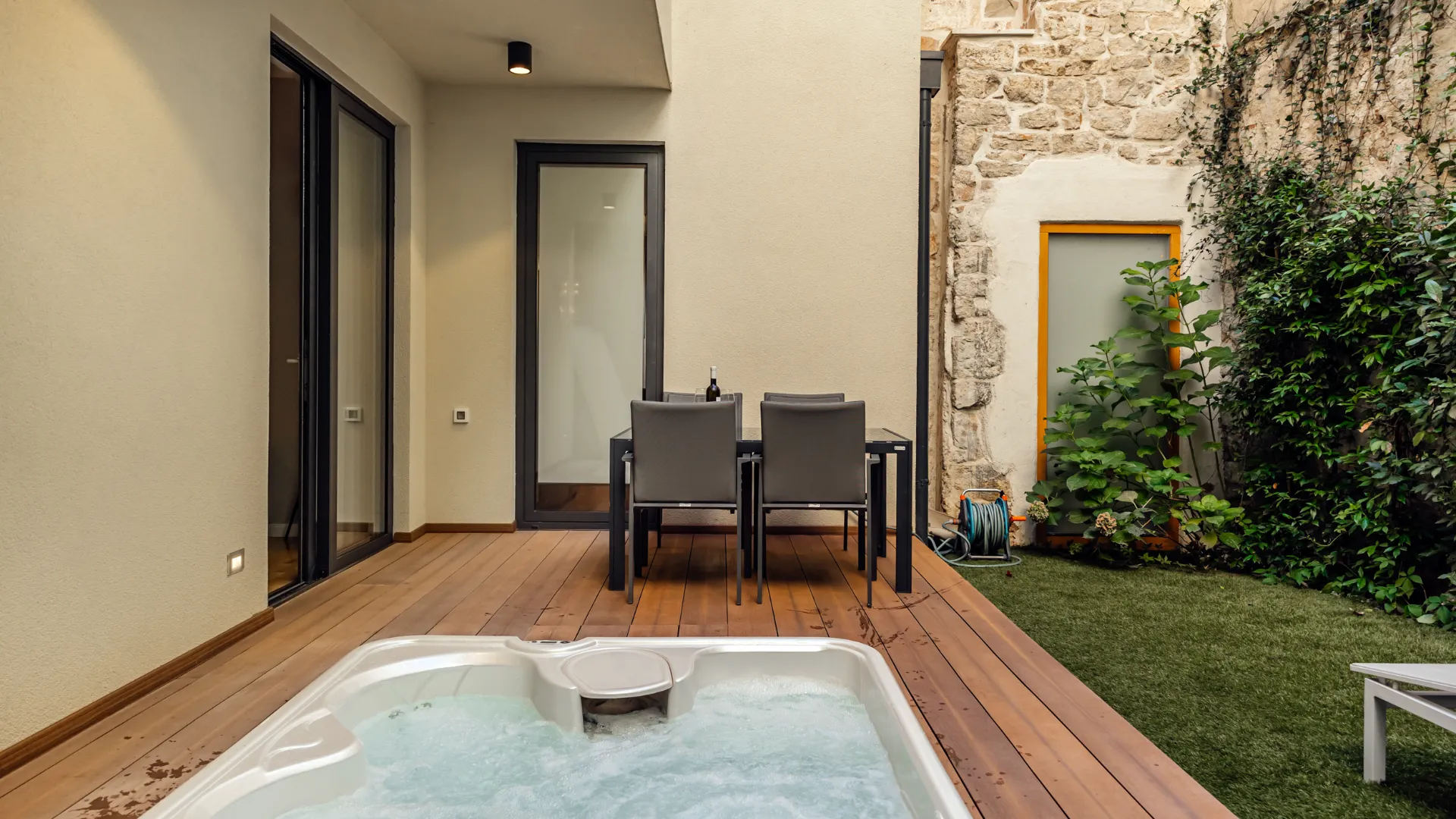 Courtyard residence with jacuzzi at Armerun Šibenik.