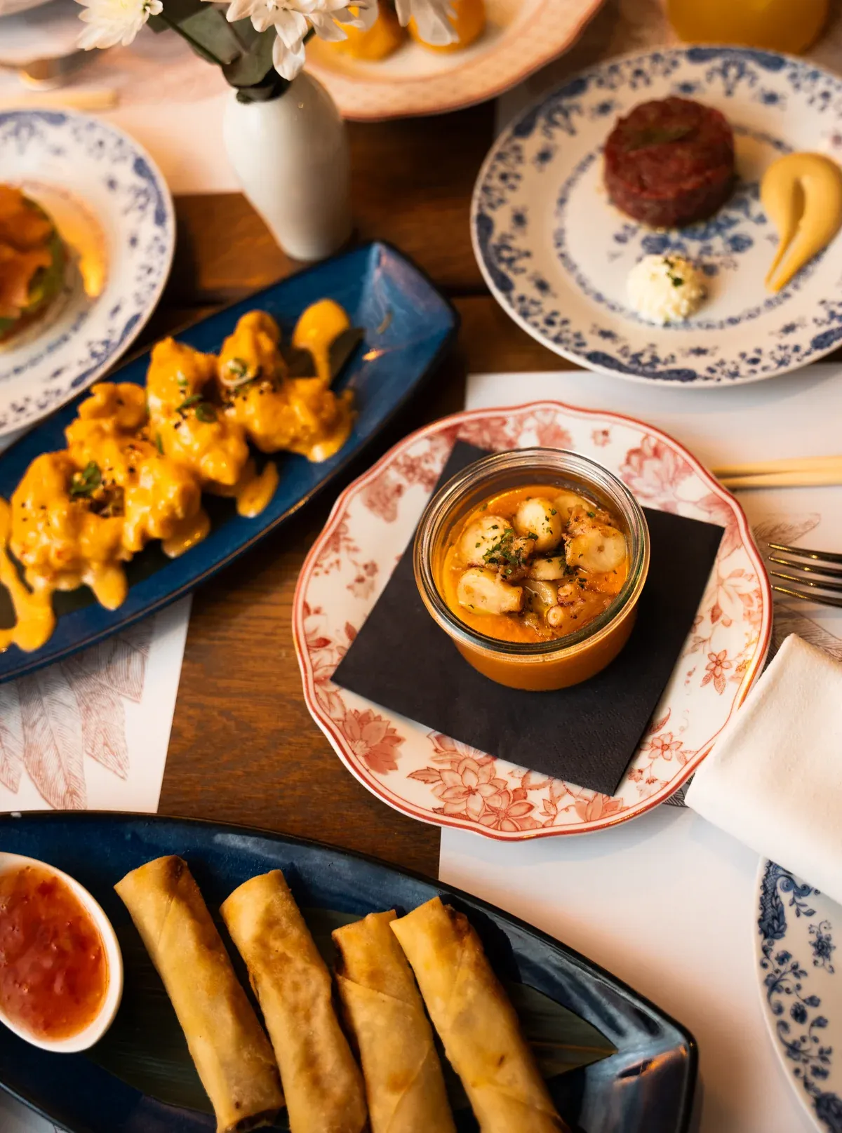 Sushi, mezze, kokteli i jela za dijeljenje na Butinu stolu.